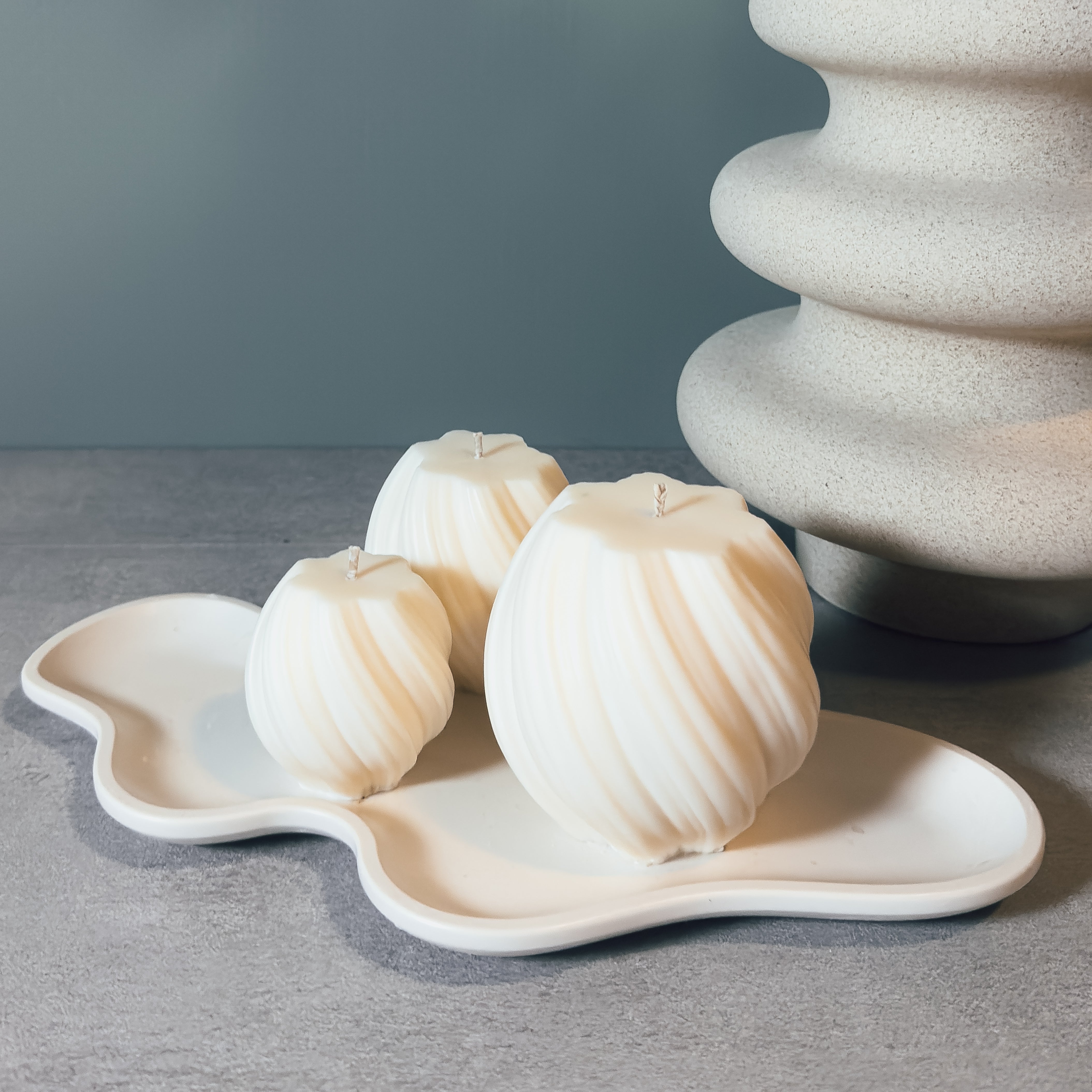 Glød-sett. Bølget lysfat med tre hvite lys i ulik størrelse.